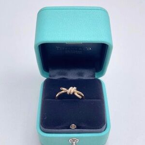 Tiffany & Co. Elegant Gold Bow Ring